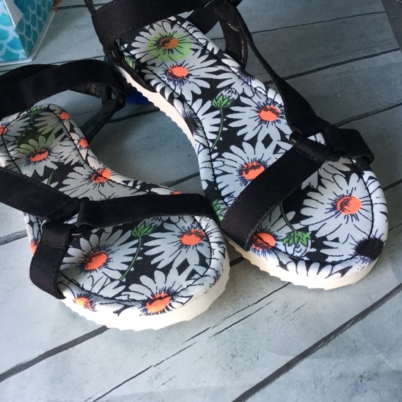 Women's Summer SO Sandals size 9floral print buckle ankle strap white/black - Picture 6 of 6